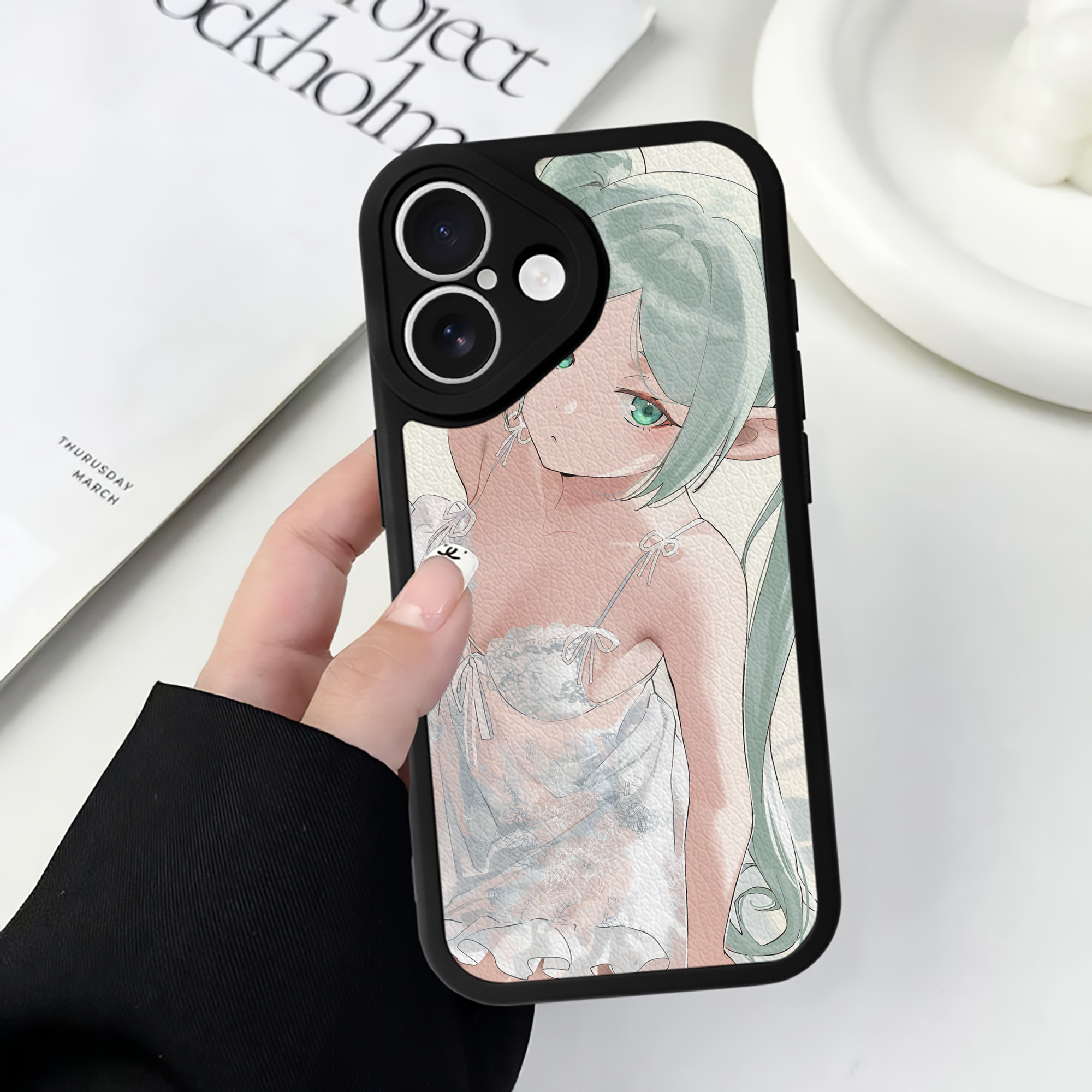 （画像用） 葬送のフリーレン Frieren 【iPhone 16シリーズ対応】シリコンスマホケース（レザー調） 材質：シリコン
